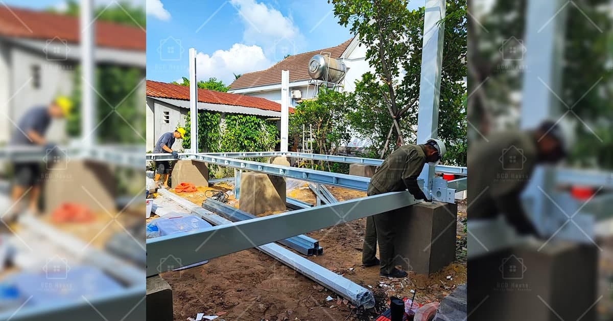Quá trình tiến hành lắp đặt khung cột cho ngôi nhà lắp ghép thi công tại Thủ Đức