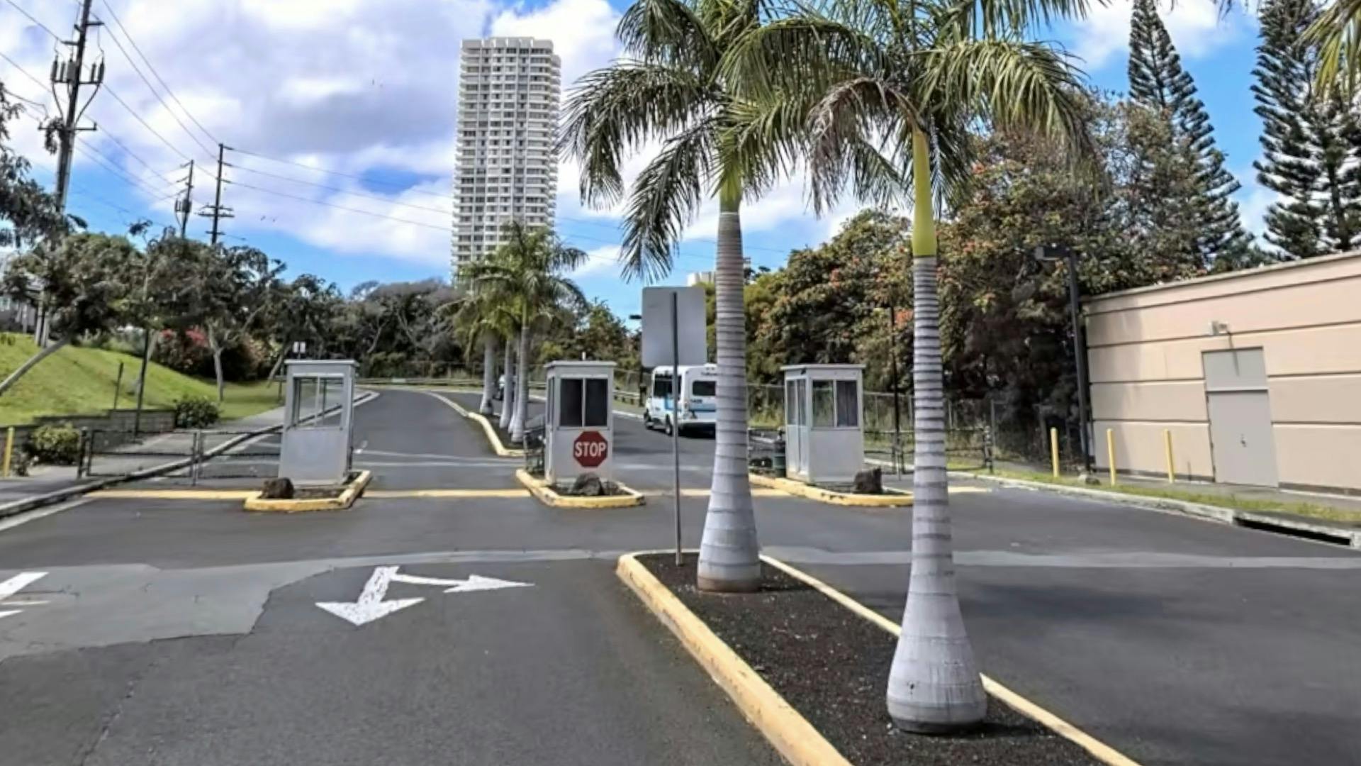 UH-Campus-Entrance-Waialae-Gate-Inside.jpg