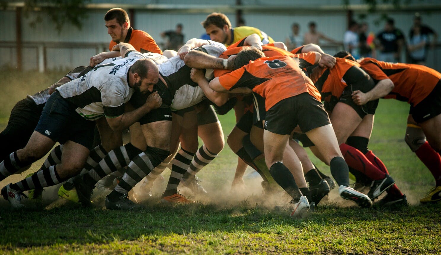 El marco de trabajo ágil utiliza conceptos del juego de rugby, como el Scrum que se muestra en la figura.