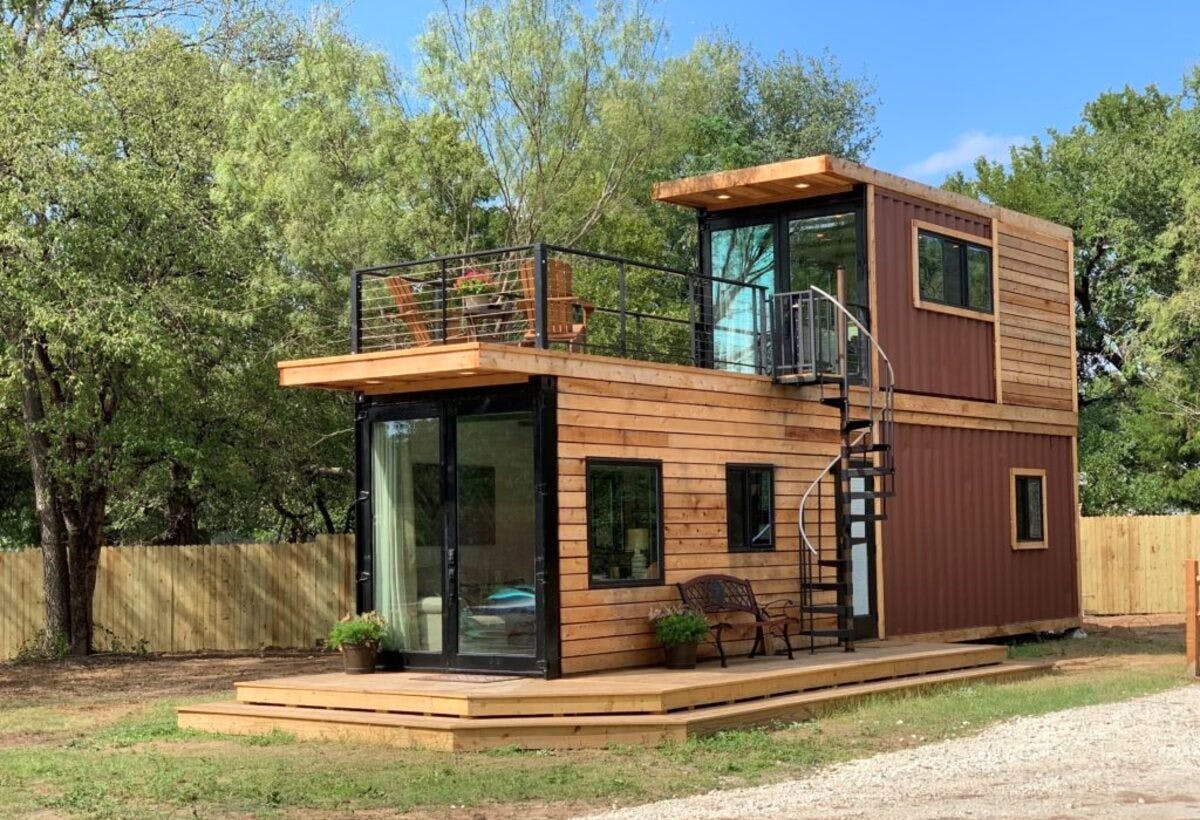 Nhà ở container có tường, trần, mái nhà được ốp bằng các vật liệu có khả năng cách âm, cách nhiệt cao giúp không khí bên trong căn nhà luôn thoáng mát, dễ chịuNhà ở container có tường, trần, mái nhà được ốp bằng các vật liệu có khả năng cách âm, cách nhiệt cao giúp không khí bên trong căn nhà luôn thoáng mát, dễ chịu